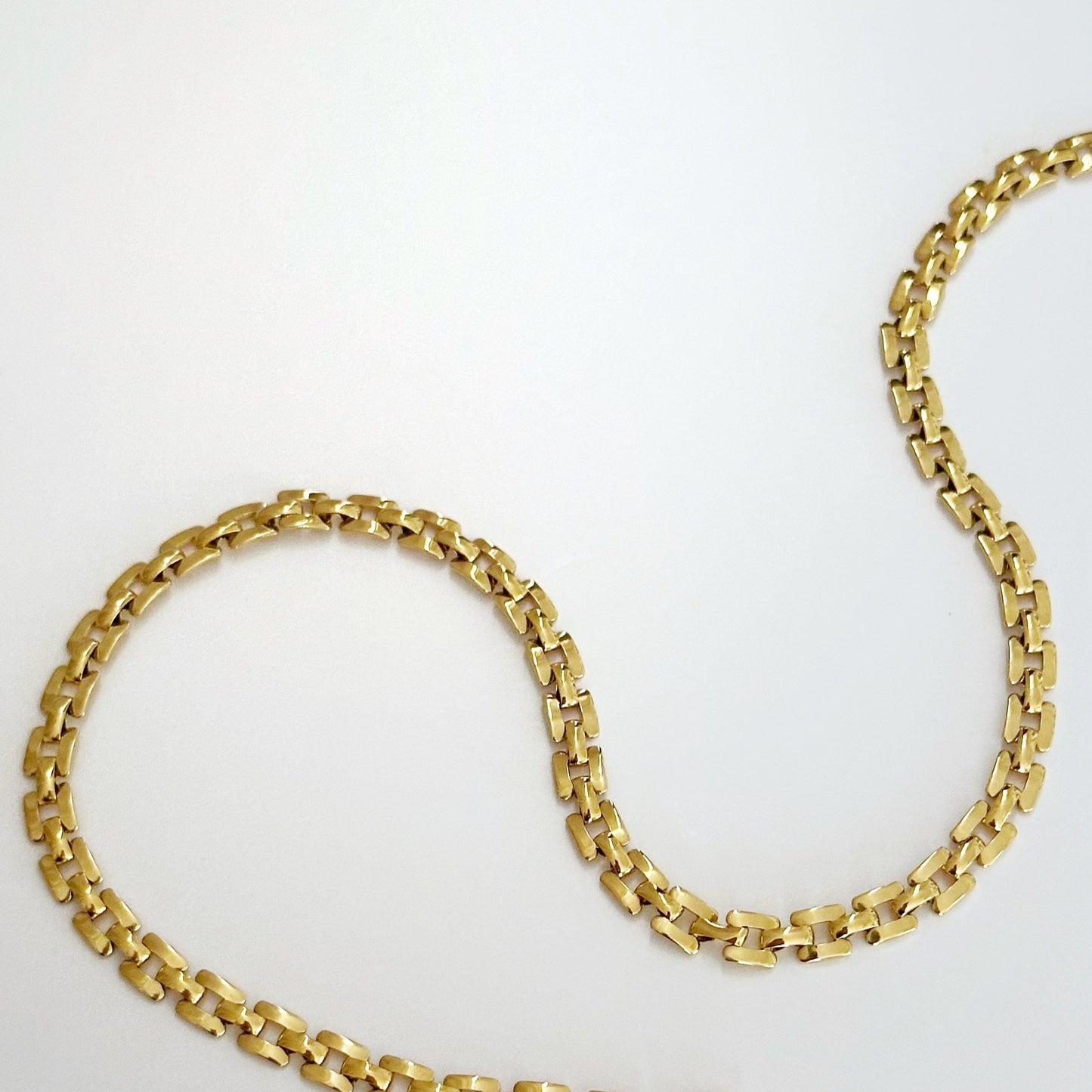 CREST NECKLACE
